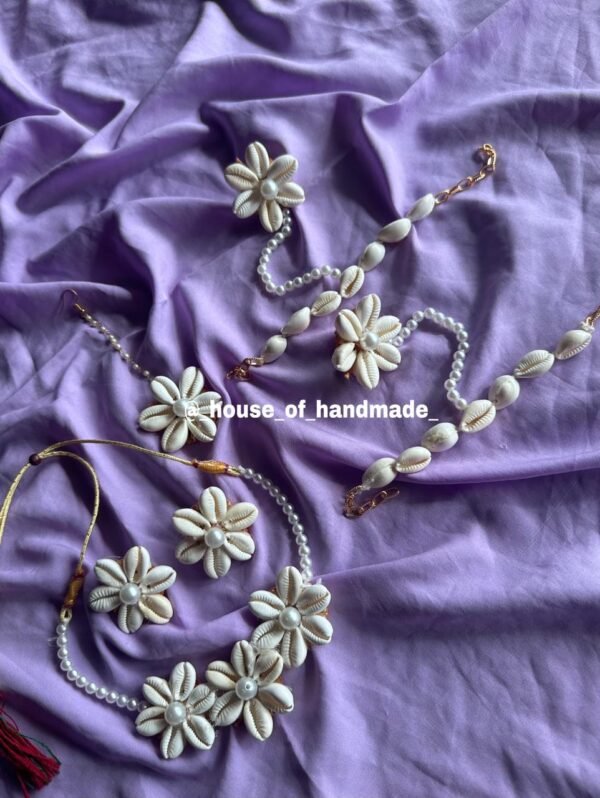 Handmade Shell Pearl Jewelry Set – White Floral Design