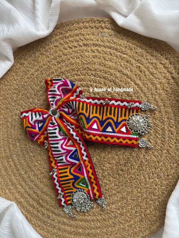Gawthi bow with pendant n flower hanging